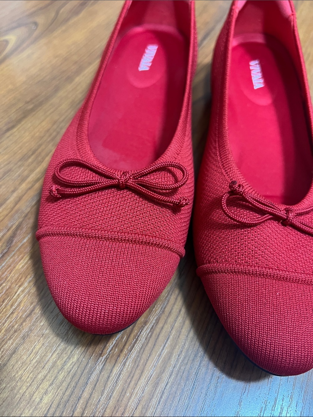 Vivaia Sz 38.5/US 7.5 Ballet Flats Knit Red Bow Accent EUC - Picture 3 of 10